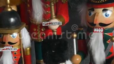 挂着<strong>价签</strong>的童话胡桃夹子和白色猫头鹰在圣诞市场的橱窗上旋转的木偶